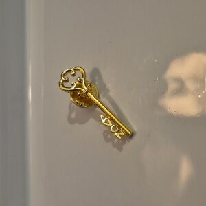 Vntg Avon Gold Key Brooch